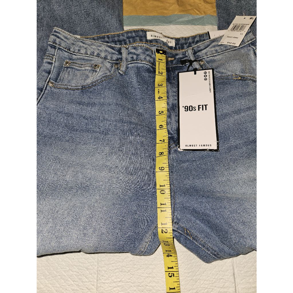 Almost Famous 90's Fit Baggy Jeans Women's Size 11 NEW - Picture 11 of 12